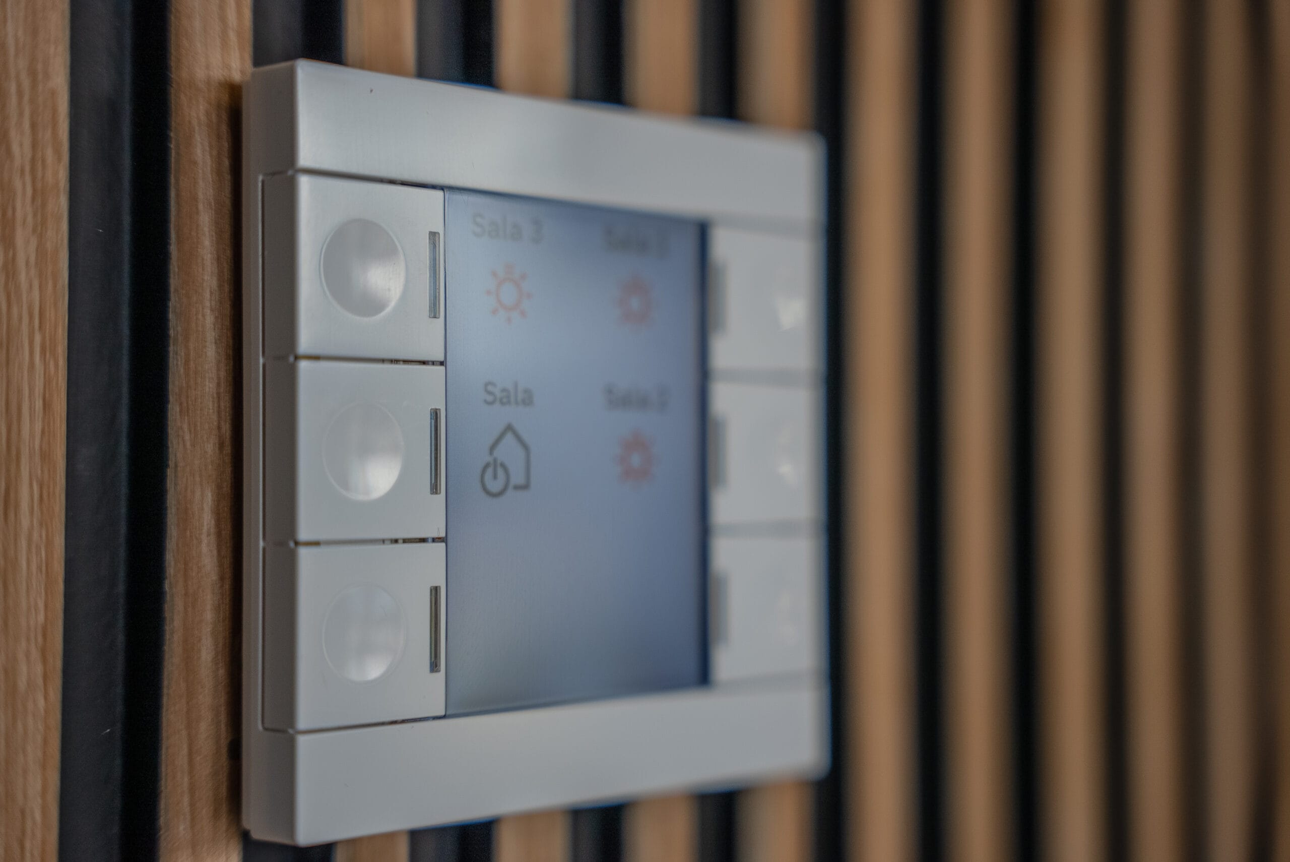 Control centralizat KNX pentru iluminat și funcții de bază în centrul comunitar Something New, Cluj