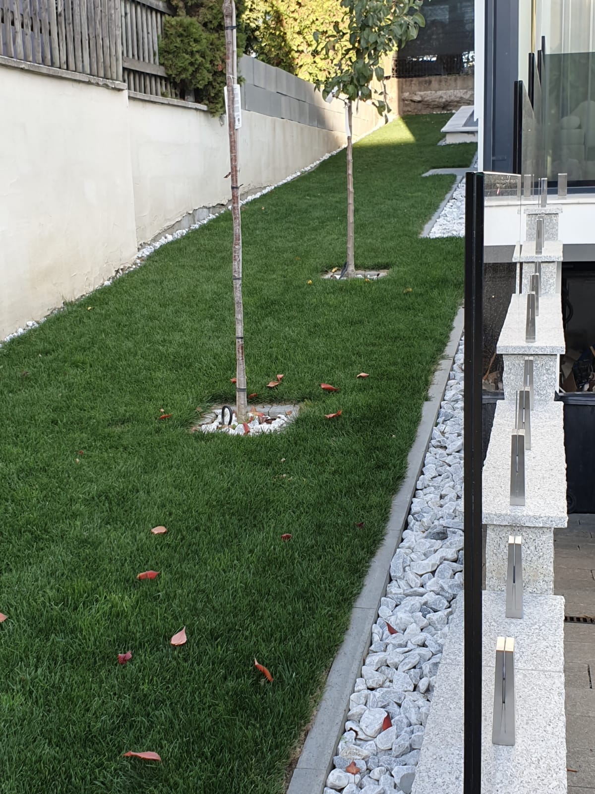 Iluminatul exterior marchează traseele de circulație, fără a încărca vizual spațiul exterior.