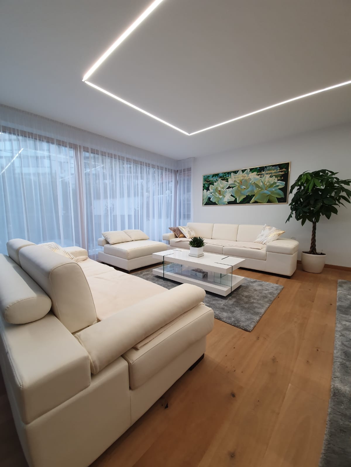 Iluminatul ambiental este integrat discret în tavan, oferind un nivel constant de confort vizual pentru viața de zi cu zi.