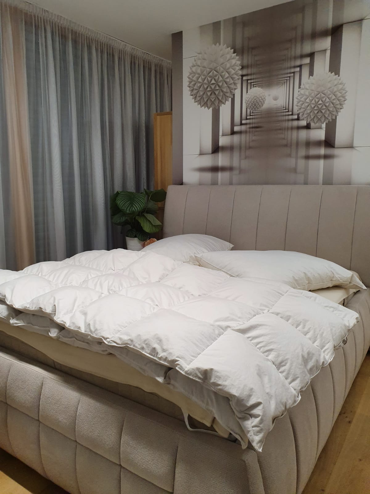 Lumina din dormitor este calibrată pentru relaxare, cu intensitate redusă și distribuție uniformă.