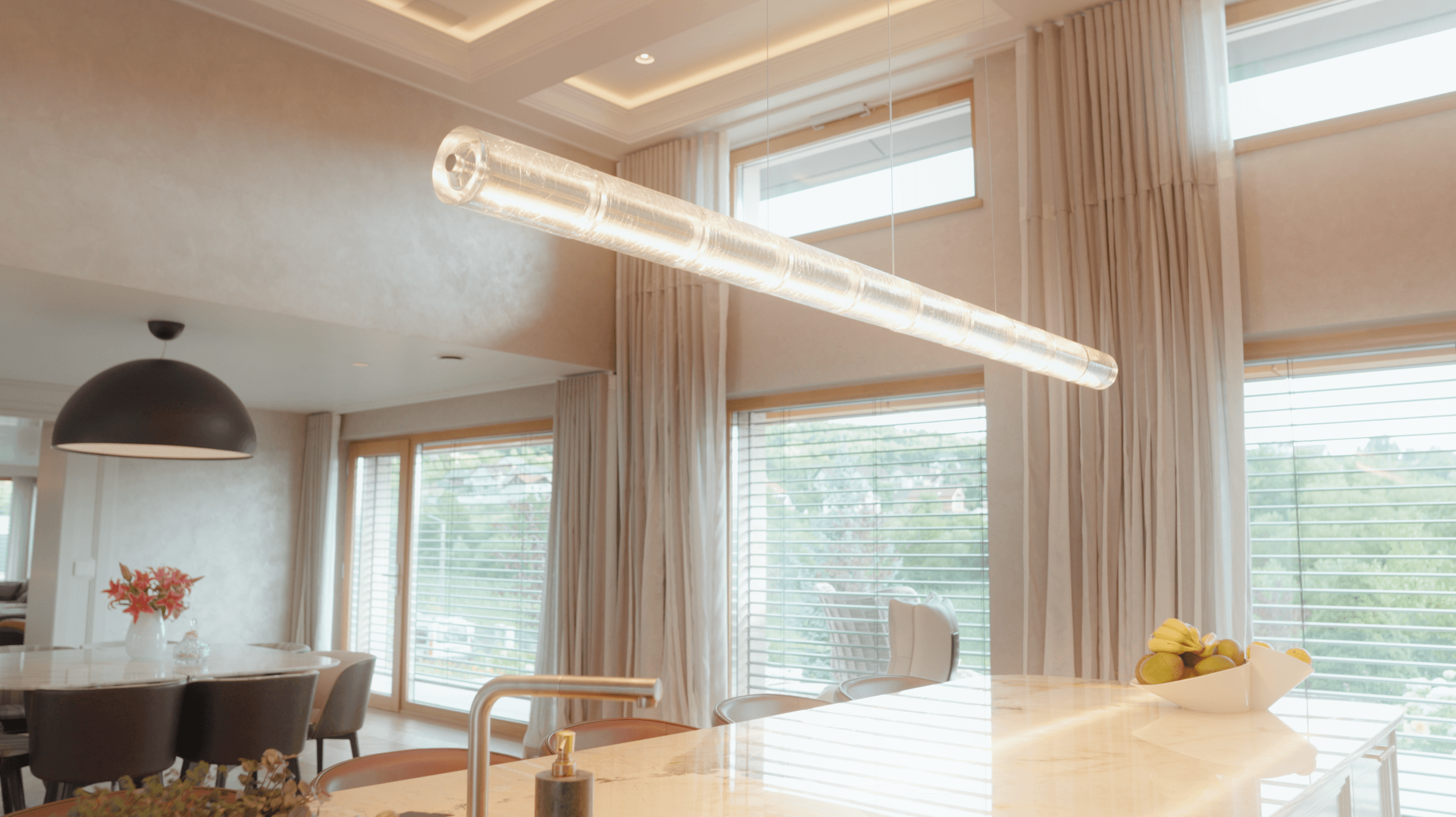 Iluminatul decorativ completează spațiul fără a domina vizual, rămânând parte dintr-un sistem coerent.