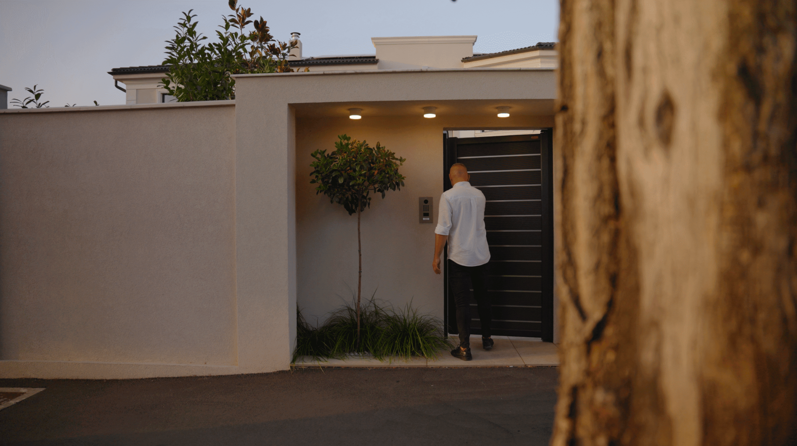 Iluminatul exterior evidențiază accesul principal și creează o atmosferă primitoare, integrată în scenariile smart ale locuinței.